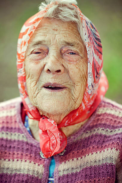 sorridente senior lady - aging process affectionate vitality awe foto e immagini stock