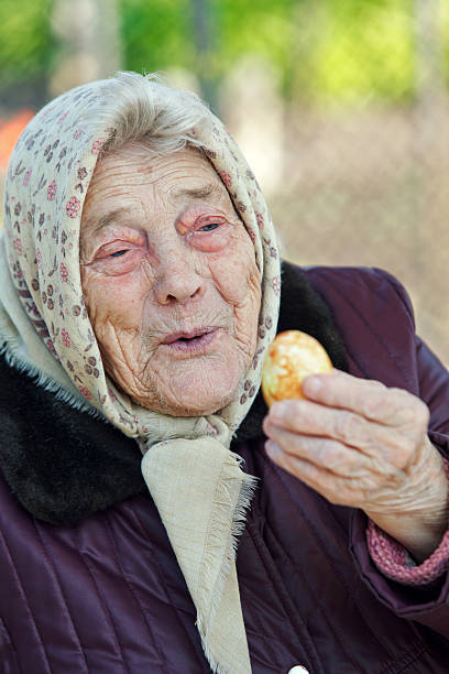 sorridente senior lady con uovo di pasqua dipinte - aging process affectionate vitality awe foto e immagini stock