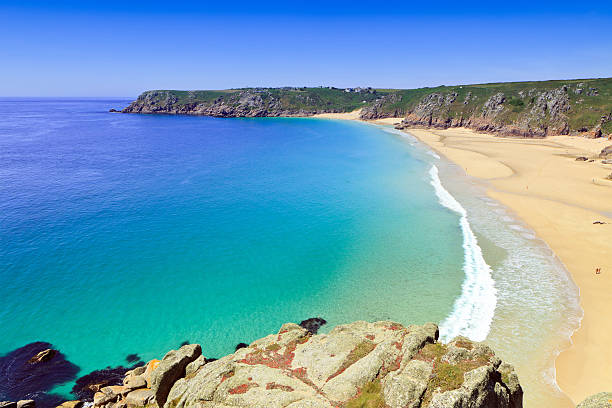 la plage - vibrant color mountain bay beach photos et images de collection