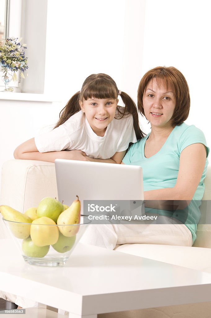 Mamma e figlia con portatile. - Foto stock royalty-free di 10-11 anni