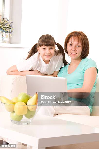 Mamma E Figlia Con Portatile - Fotografie stock e altre immagini di 10-11 anni - 10-11 anni, 25-29 anni, Adulto
