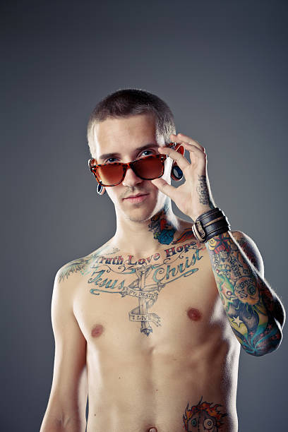 jovem homem com tatuagens - shirtless men 20s adult imagens e fotografias de stock
