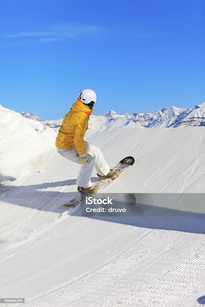 Młoda kobieta uprawiania snowboardu - Zbiór zdjęć royalty-free (Alpy)