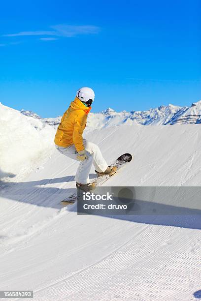 Młoda Kobieta Uprawiania Snowboardu - zdjęcia stockowe i więcej obrazów Alpy - Alpy, Biały, Chłodny