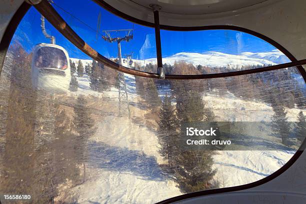 Foto de Dentro Do Elevador De Esqui e mais fotos de stock de Janela - Janela, Livigno, Alpes europeus