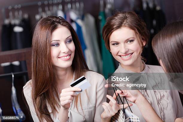 Alegre Mulher De Cartão De Crédito - Fotografias de stock e mais imagens de Adulto - Adulto, Alegria, Amizade