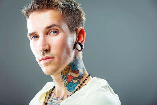 Retrato de un joven hombre con tatuajes photo