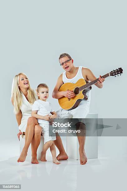 Família Jovem Cantar - Fotografias de stock e mais imagens de Abraçar - Abraçar, Adulto, Adulto de idade mediana