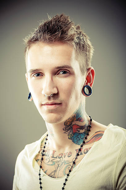 retrato de um jovem homem com muitas tatuagens - expressing negativity sullen 20s attractive male imagens e fotografias de stock