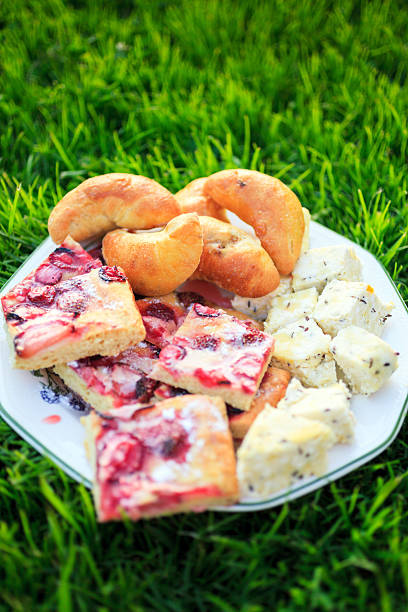 placa de tortas caseras y dulces - easter holiday feast day yellow fotografías e imágenes de stock