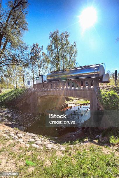 Autocarro Guida Sopra Il Ponte - Fotografie stock e altre immagini di Autostrada - Autostrada, Profilo - Vista laterale, TIR