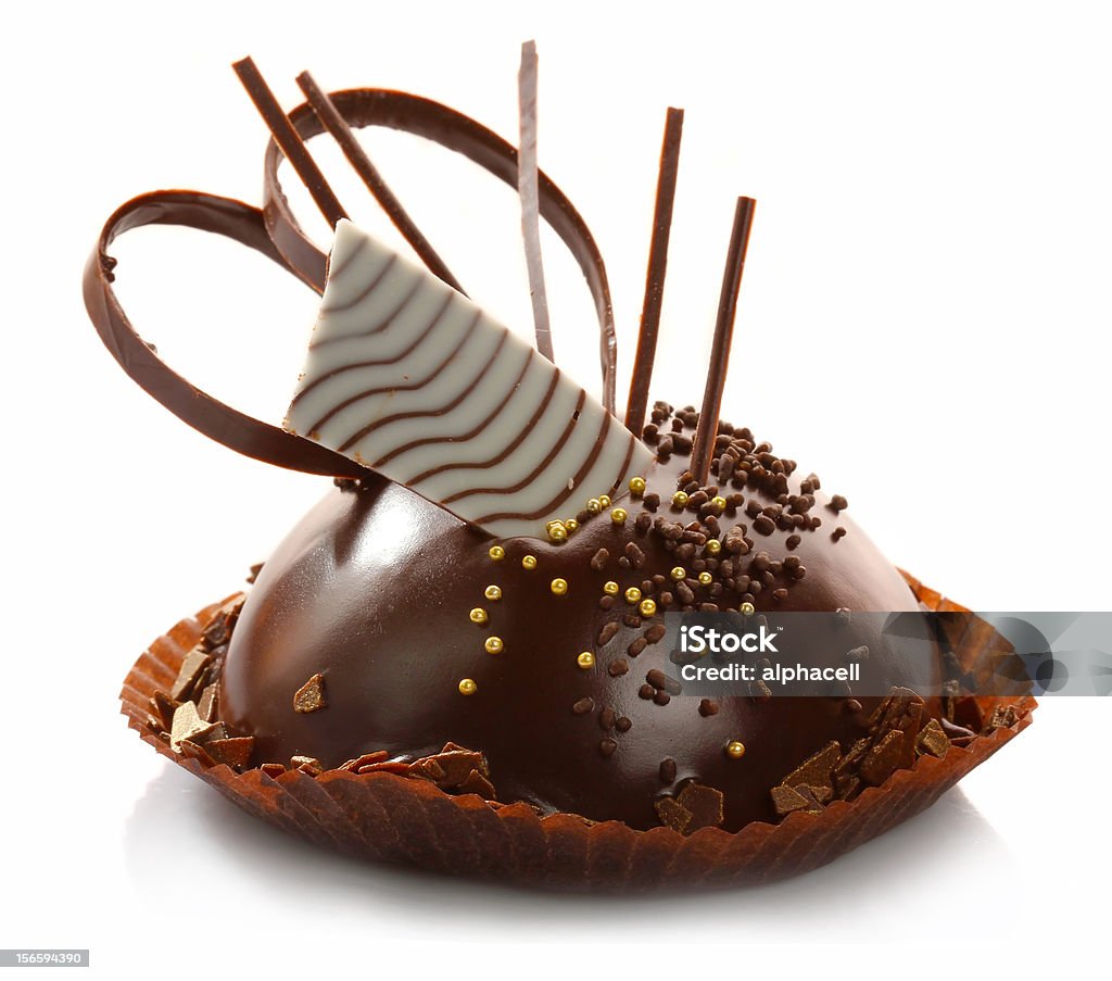Deliziosi dolci di cioccolato con decorazioni isolati - Foto stock royalty-free di Cibo