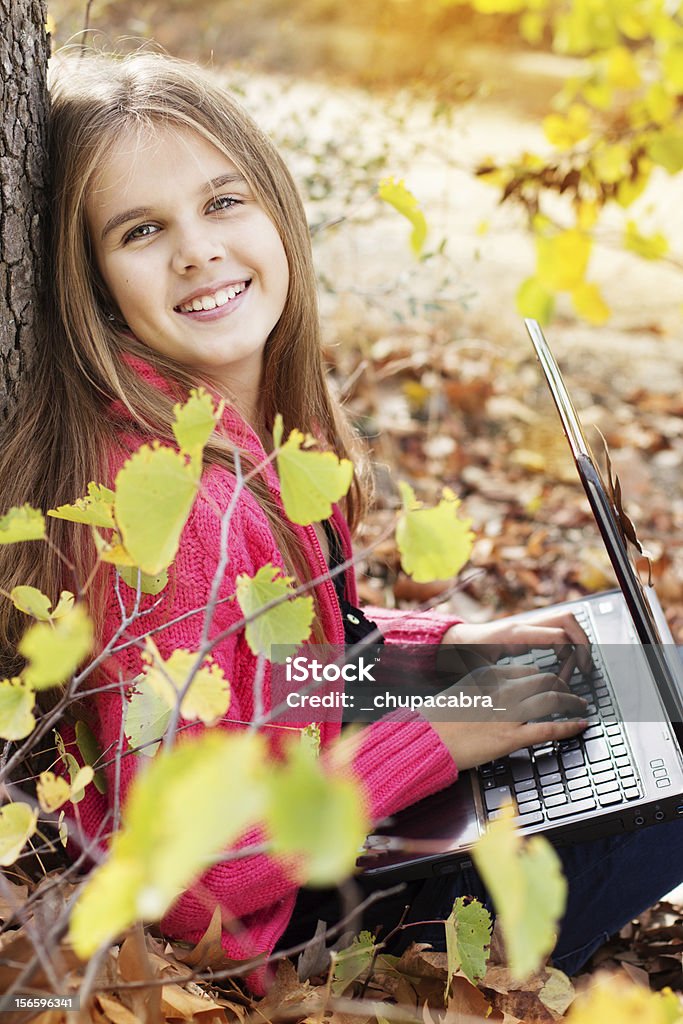 L'automne. fille avec un ordinateur portable - Photo de Apprentissage libre de droits