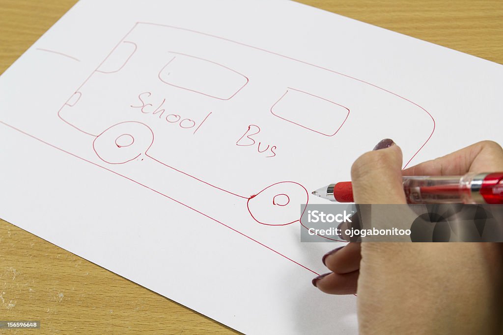 Mujer de la mano con el dibujo autobús de colegio - Foto de stock de Amor - Sentimiento libre de derechos