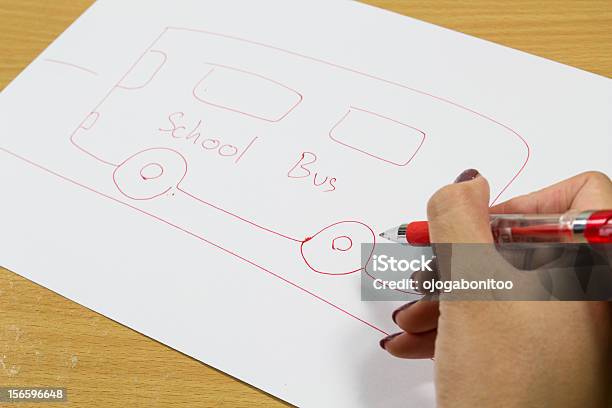 Mujer De La Mano Con El Dibujo Autobús De Colegio Foto de stock y más banco de imágenes de Amor - Sentimiento - Amor - Sentimiento, Autobús, Blanco - Color