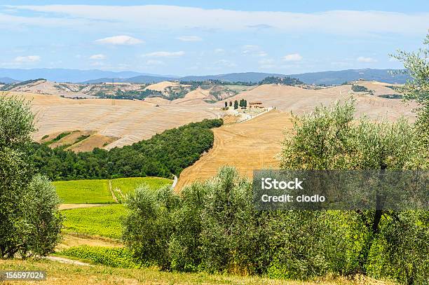 Farm In Val Dorcia Stockfoto und mehr Bilder von Agrarbetrieb - Agrarbetrieb, Anhöhe, Blau