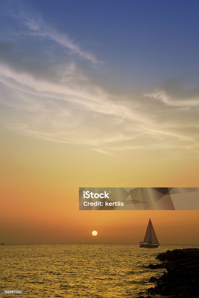 Великолепный закат и Sailing boat - Стоковые фото Море роялти-фри