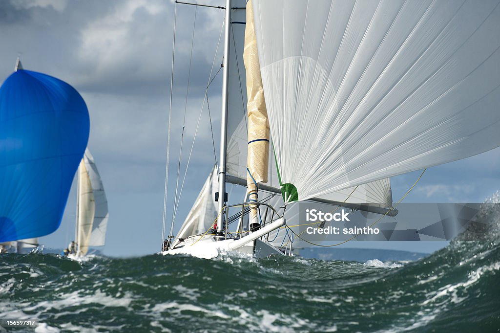 yacht in swell - Foto stock royalty-free di Barca a vela