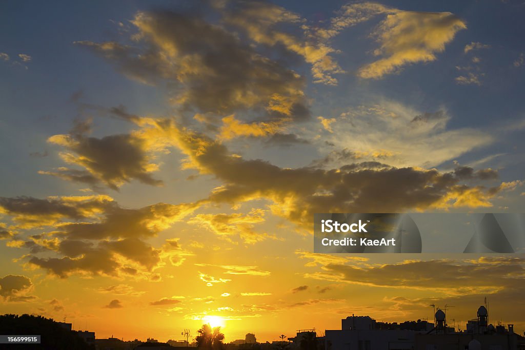 Belo pôr do sol sobre uma cidade - Foto de stock de Amarelo royalty-free