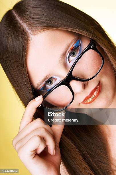 Teen Menina Vestindo Óculos - Fotografias de stock e mais imagens de Adolescente - Adolescente, Adulto, Amarelo