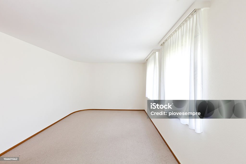 Quarto vazio, janela com cortinas brancas - Royalty-free Admirar a Vista Foto de stock