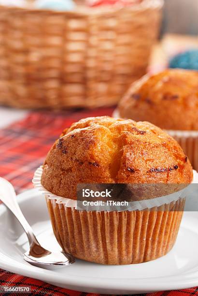 Dois Muffins - Fotografias de stock e mais imagens de Assado no Forno - Assado no Forno, Bolinho, Bolo - Sobremesa