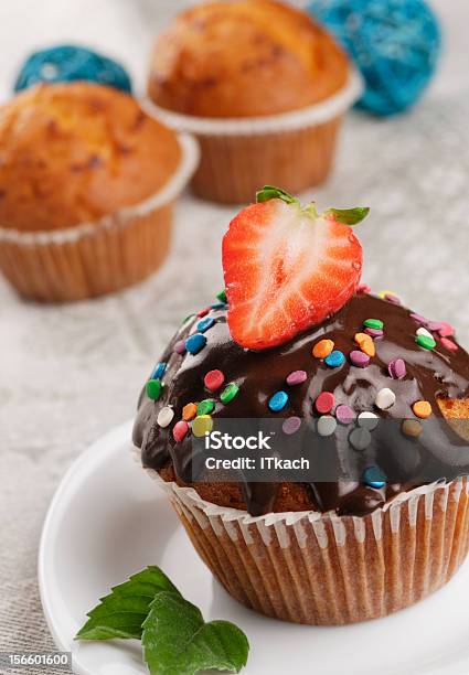 Foto de Muffin De Chocolate Com Strawbarry e mais fotos de stock de Assado no Forno - Assado no Forno, Bolinho, Bolo