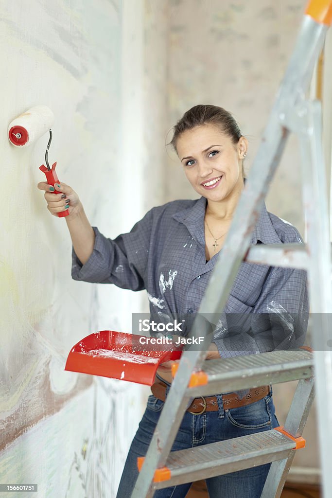 Pared pintura mujer en casa - Foto de stock de 20 a 29 años libre de derechos