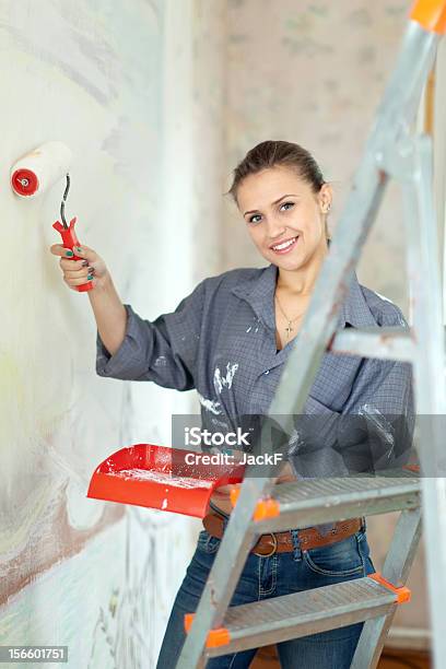 Pared Pintura Mujer En Casa Foto de stock y más banco de imágenes de 20 a 29 años - 20 a 29 años, 20-24 años, Actividad