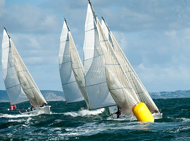 yate en el buoy en regatta - sailboat race fotografías e imágenes de stock