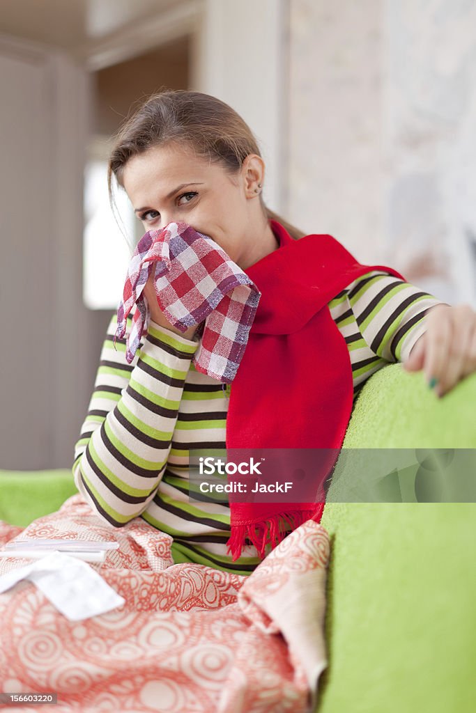 sick mujer utiliza pañuelo - Foto de stock de Adulto libre de derechos