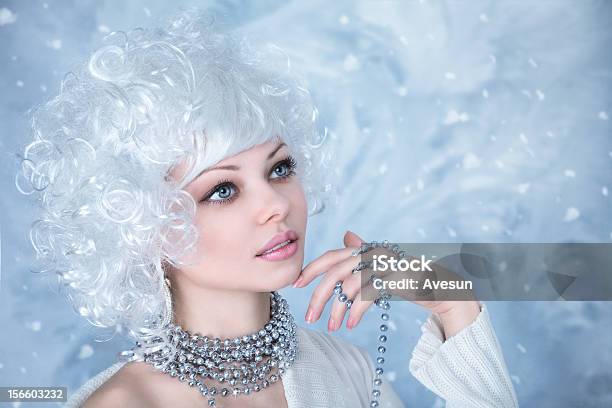 Foto de Modelo De Moda Com Maquiagem De Neve e mais fotos de stock de Adulto - Adulto, Arte, Arte e Artesanato - Assunto