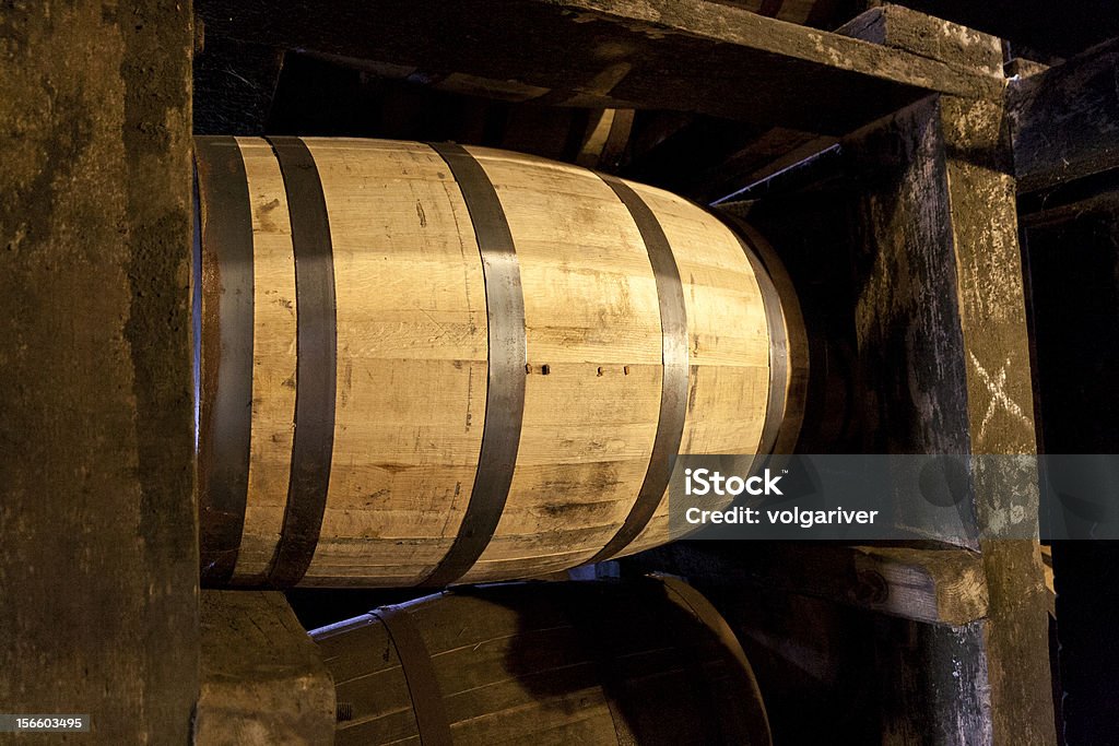 Cuves de Whisky ou un Whisky de vieillissement dans une distillerie warehouse - Photo de Alcool libre de droits
