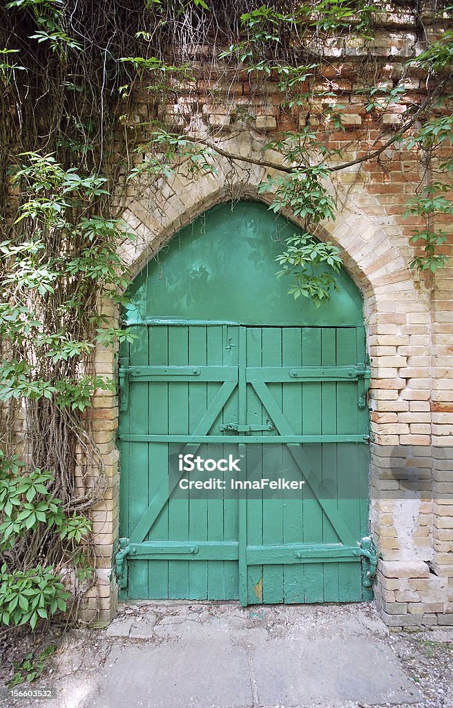 Porta in legno vecchio e verde - Foto stock royalty-free di Vano della porta