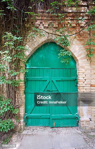 Porta In Legno Vecchio E Verde - Fotografie stock e altre immagini di Vano della porta - Vano della porta, Ambientazione esterna, Antico - Condizione