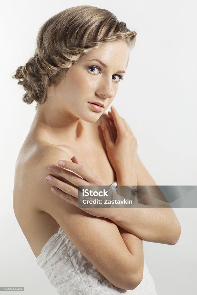 Портрет молодой женщины с заплетенной колосом hairdo - Стоковые фото Белый роялти-фри