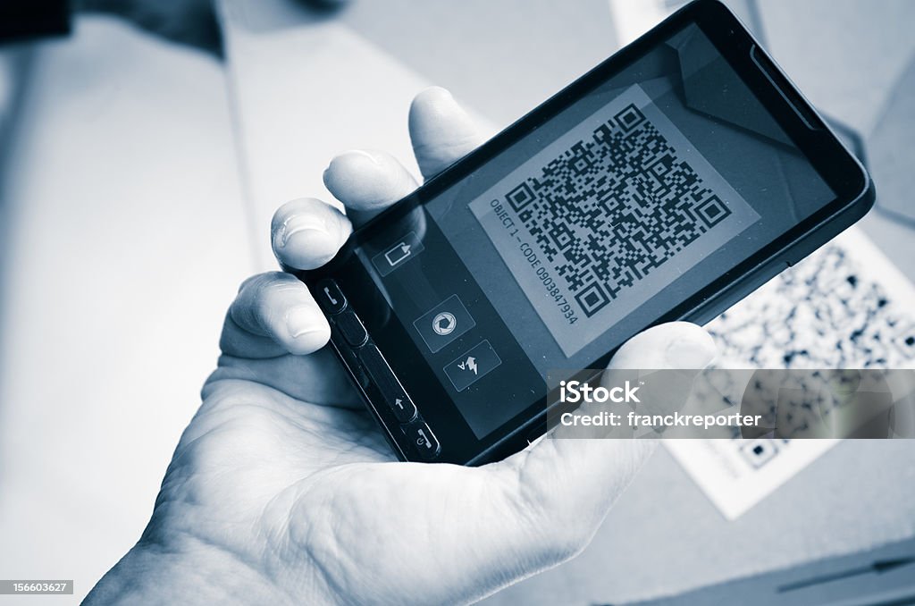 Halten ein smartphone-Fotografie qr-code - Lizenzfrei QR-Code Stock-Foto