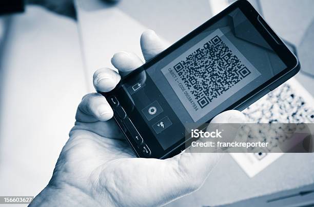 Halten Ein Smartphonefotografie Qrcode Stockfoto und mehr Bilder von QR-Code - QR-Code, Etikett, Code