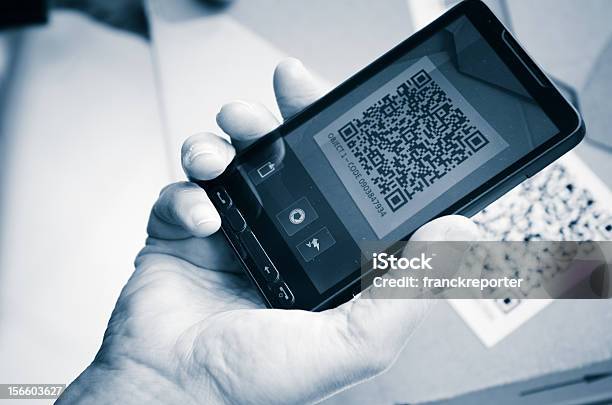 Fotografie Dello Smartphone Con Un Codice Qr - Fotografie stock e altre immagini di Codice QR - Codice QR, Etichetta, Codice