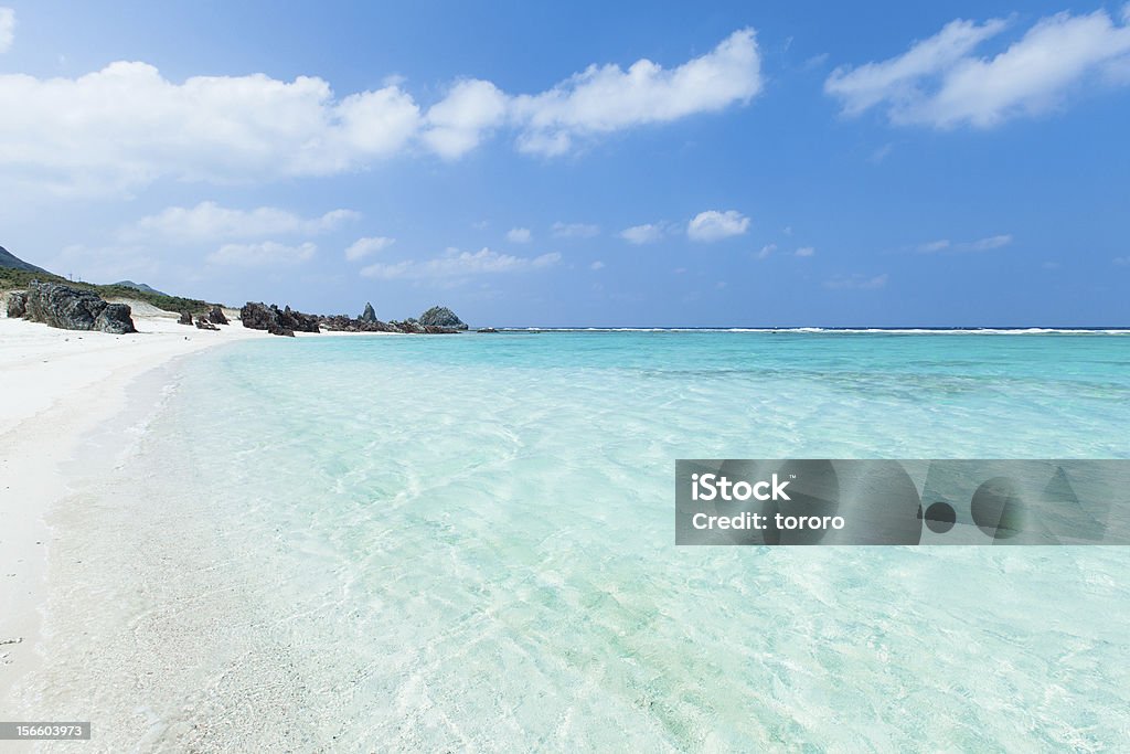 Lagoa de água azul clara tropical e praia de areia branca, Okinawa - Foto de stock de Areia royalty-free