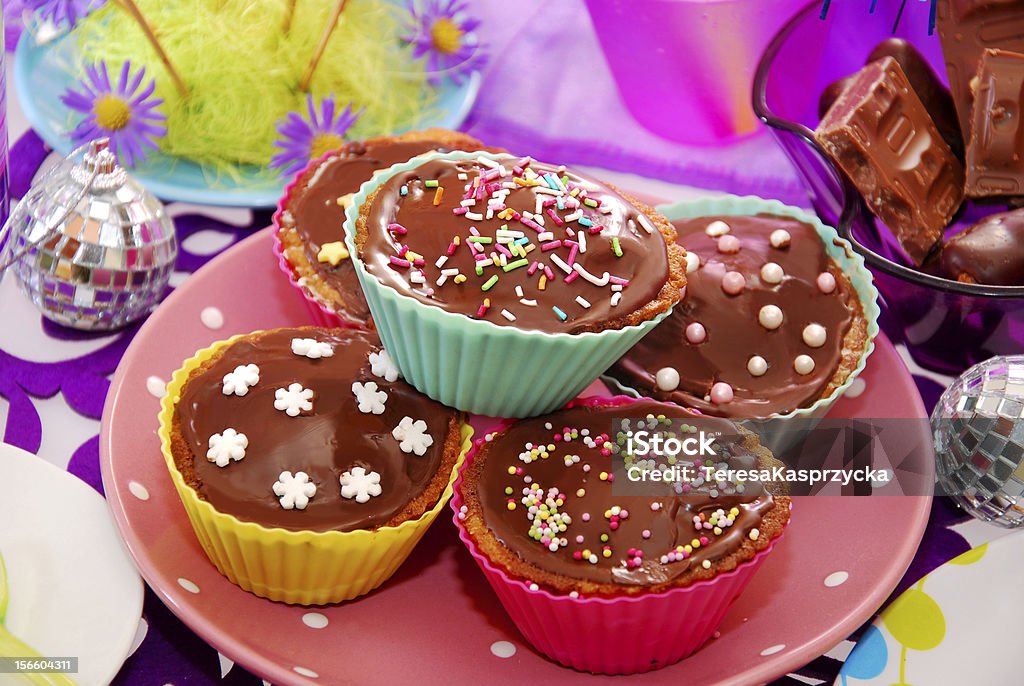 Bollos caseros en fiesta de cumpleaños - Foto de stock de Al horno libre de derechos