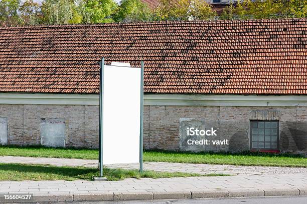 Puste Billboard Na Ulicy Miasta Bardzo Stare - zdjęcia stockowe i więcej obrazów Biały - Biały, Billboard, Cegła