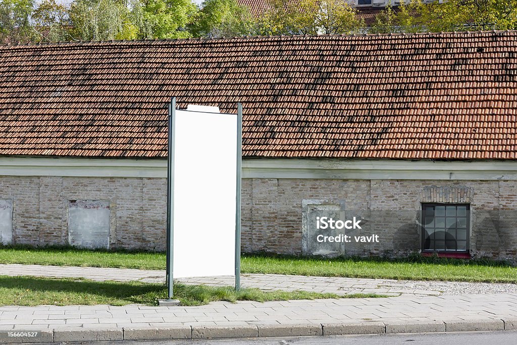 Blank billboard contra as antigas cidades street - Foto de stock de Branco royalty-free