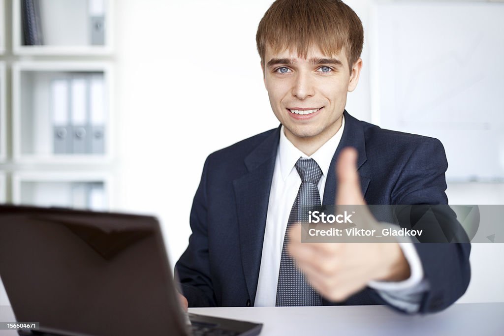 Homem de negócios bem sucedido, segurando seus polegares para cima no escritório - Foto de stock de Adulto royalty-free