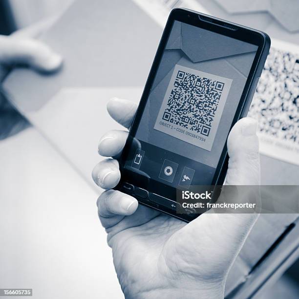 スマートフォンで写真を持つ Qr コード - QRコードのストックフォトや画像を多数ご用意 - QRコード, 電話機, アウトフォーカス