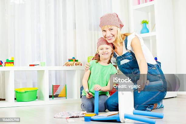 Familia Joven Feliz Reparación Muebles En Su Hogar Foto de stock y más banco de imágenes de Actividad