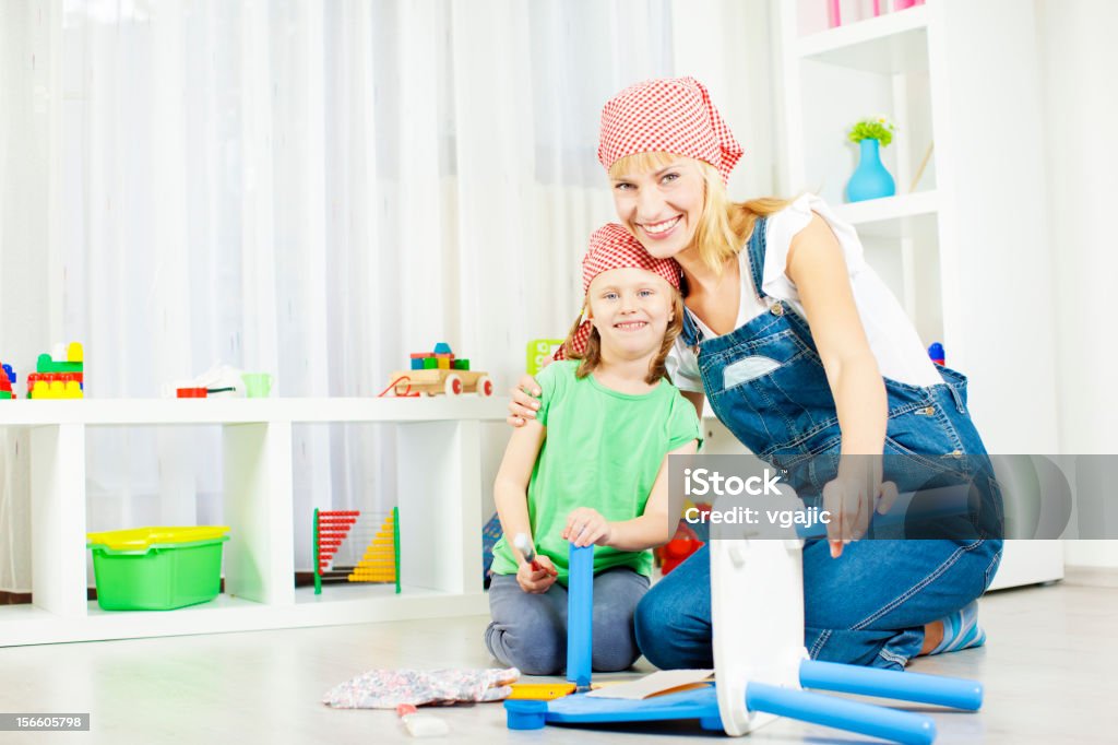 Família jovem feliz em casa de reparação de mobiliário. - Royalty-free Adulto Foto de stock