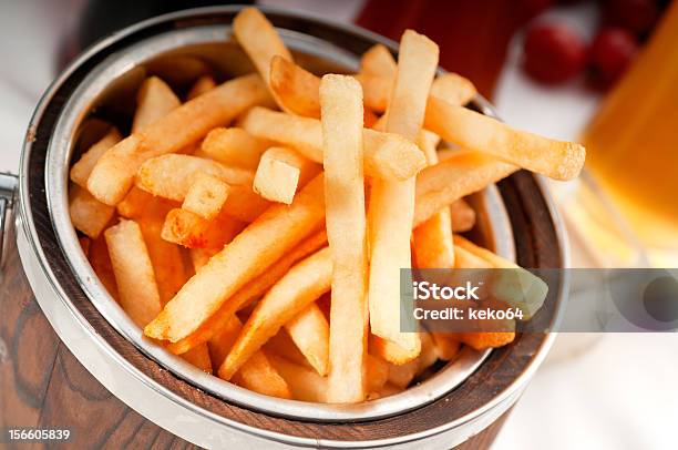 Photo libre de droit de Des Frites Sur Un Seau banque d'images et plus d'images libres de droit de Aliment - Aliment, Aliment frit, Alimentation lourde