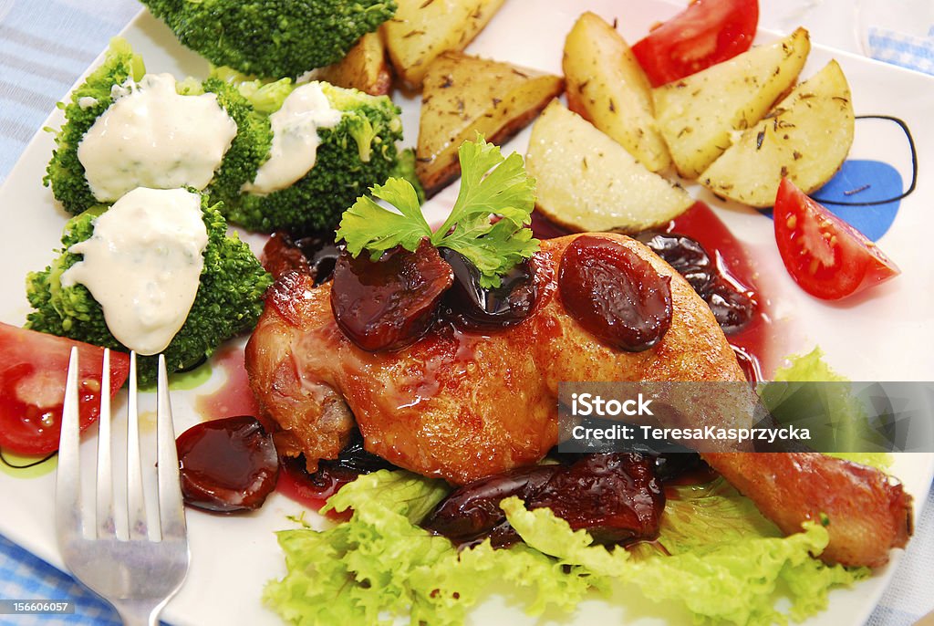 Poulet cuit dans une sauce de prune - Photo de Aliment libre de droits
