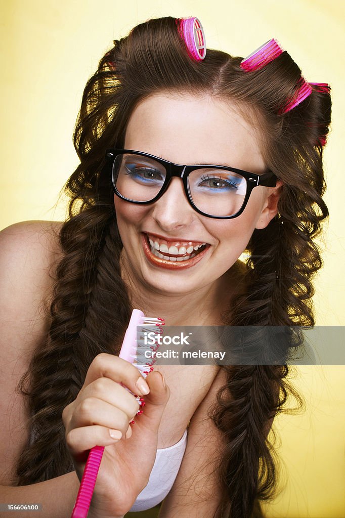 Rire fille avec une Se brosser les cheveux - Photo de Adulte libre de droits